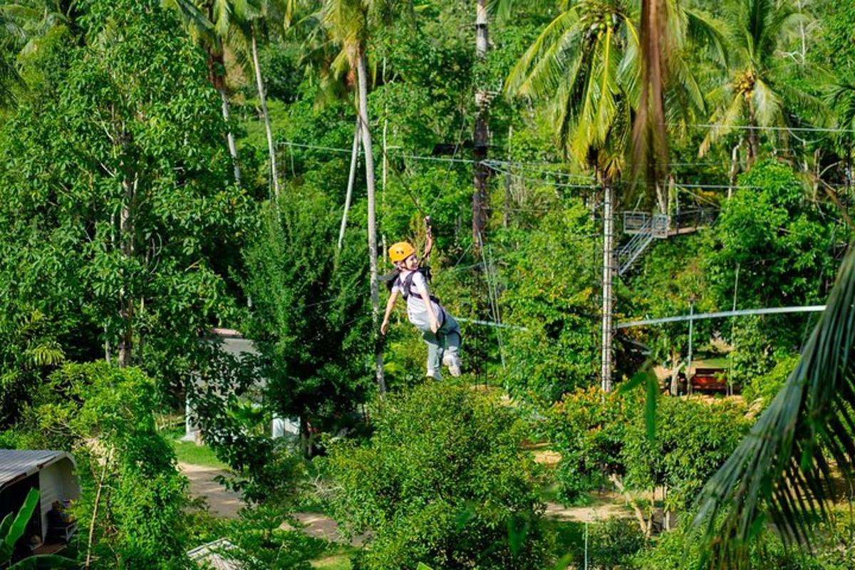 una persona en una tirolesa en la jungla