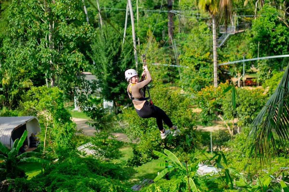 Una mujer está saltando en el aire en una tirolina