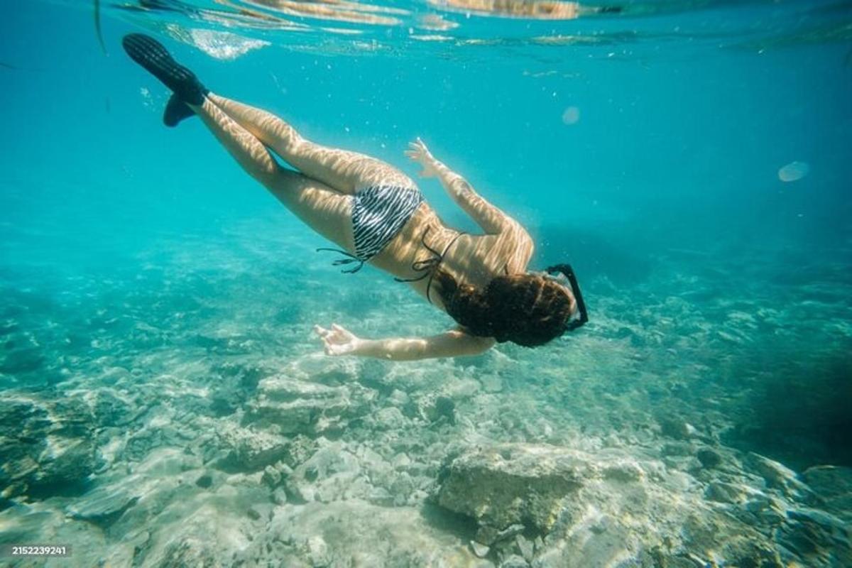 una persona che nuota nell'acqua dell'oceano