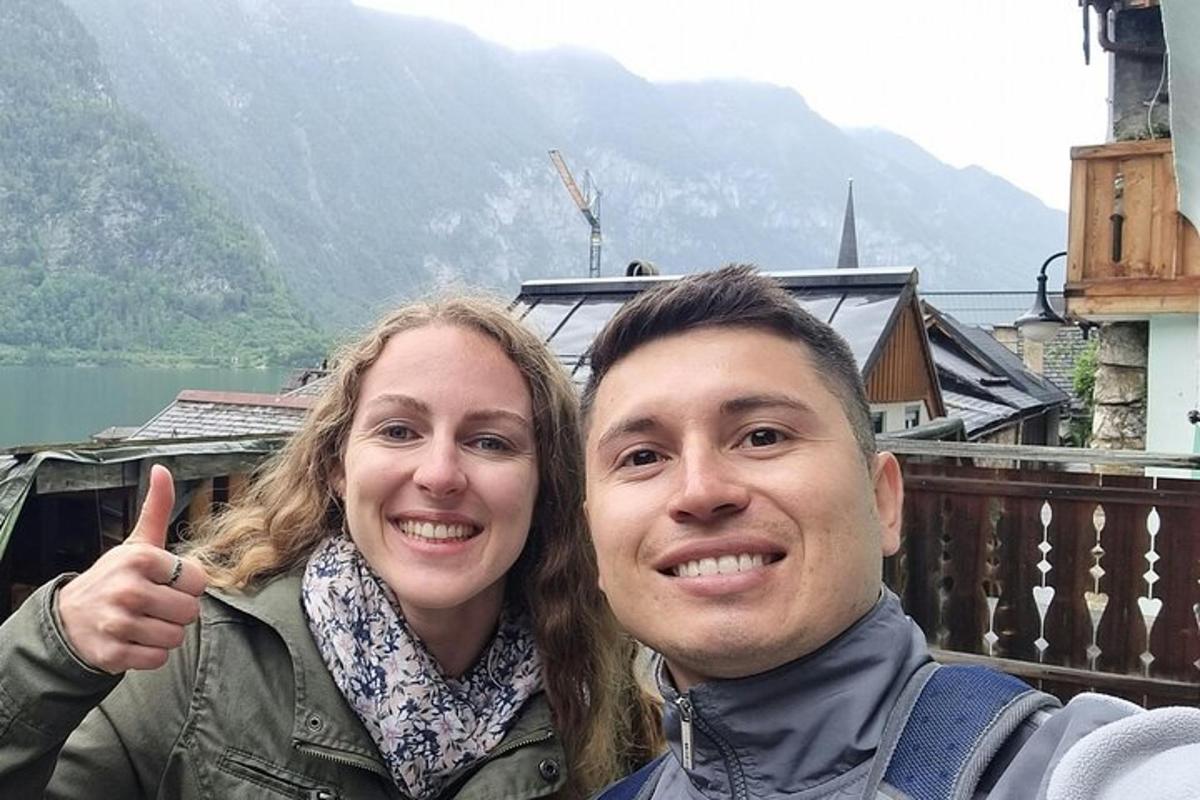 muž a žena pózují pro fotografii