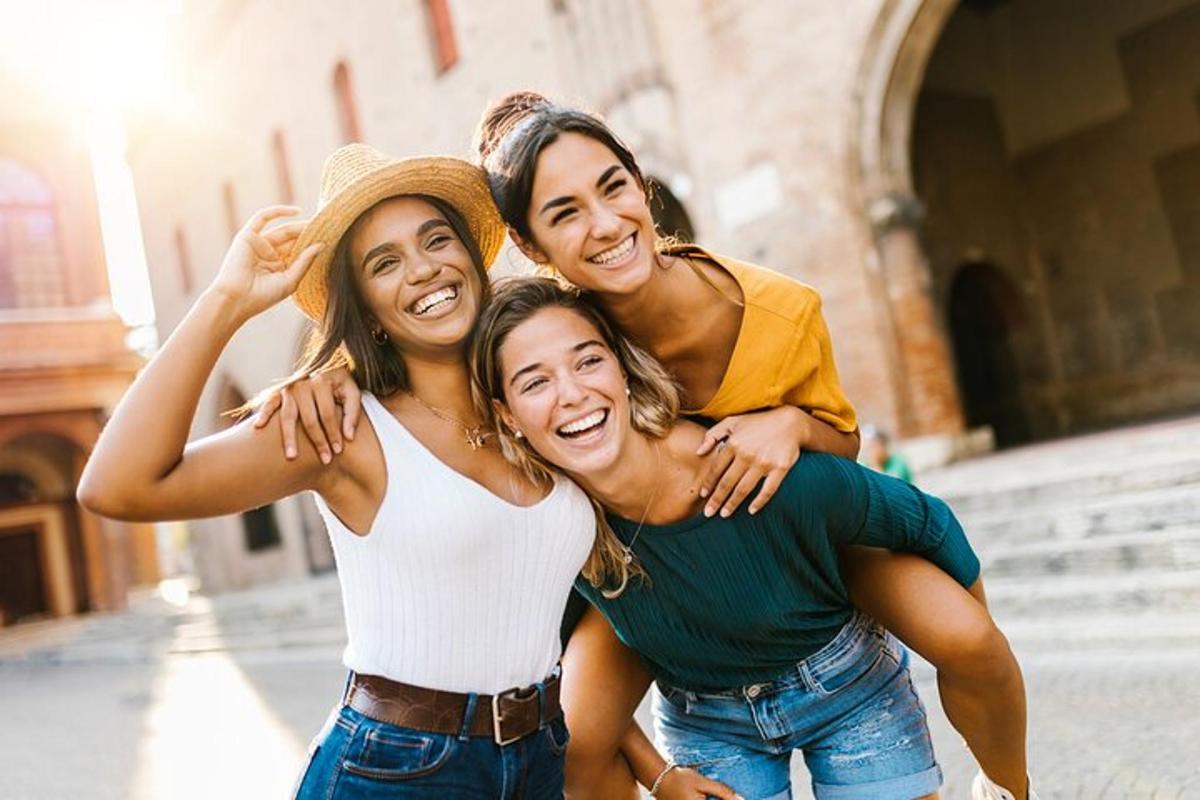 três meninas estão posando para uma foto na rua