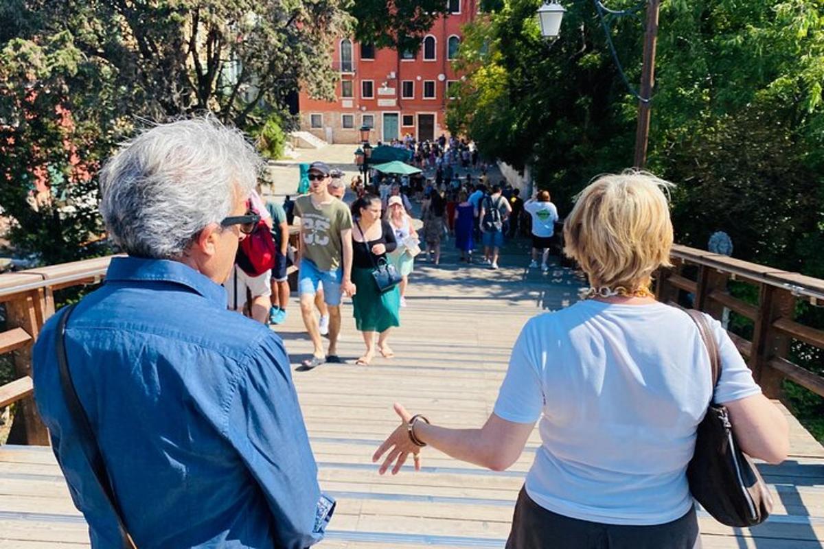 starší muž a žena kráčajúce po promenáde