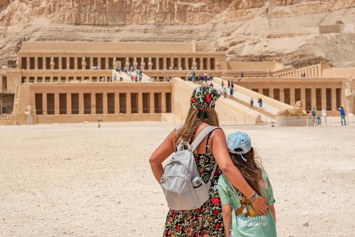 due ragazze sono in piedi davanti a un edificio