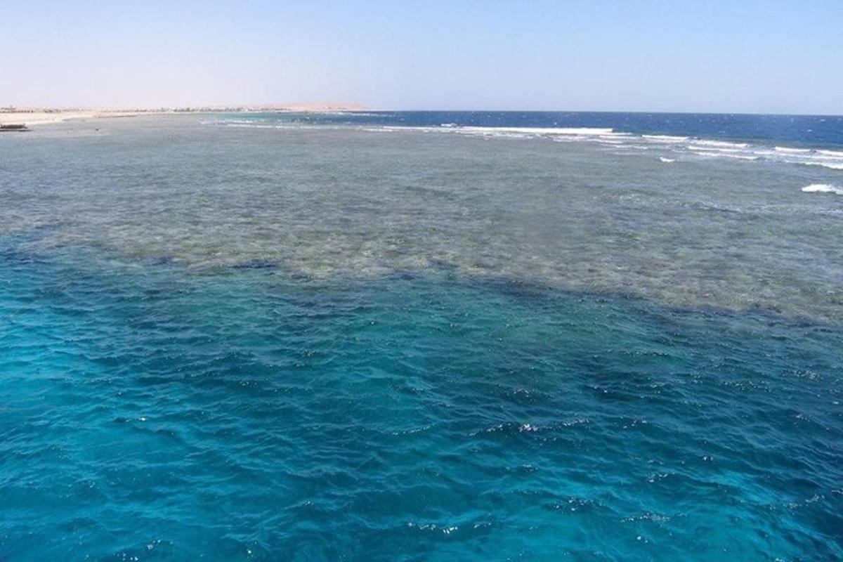badan besar air biru dengan pantai