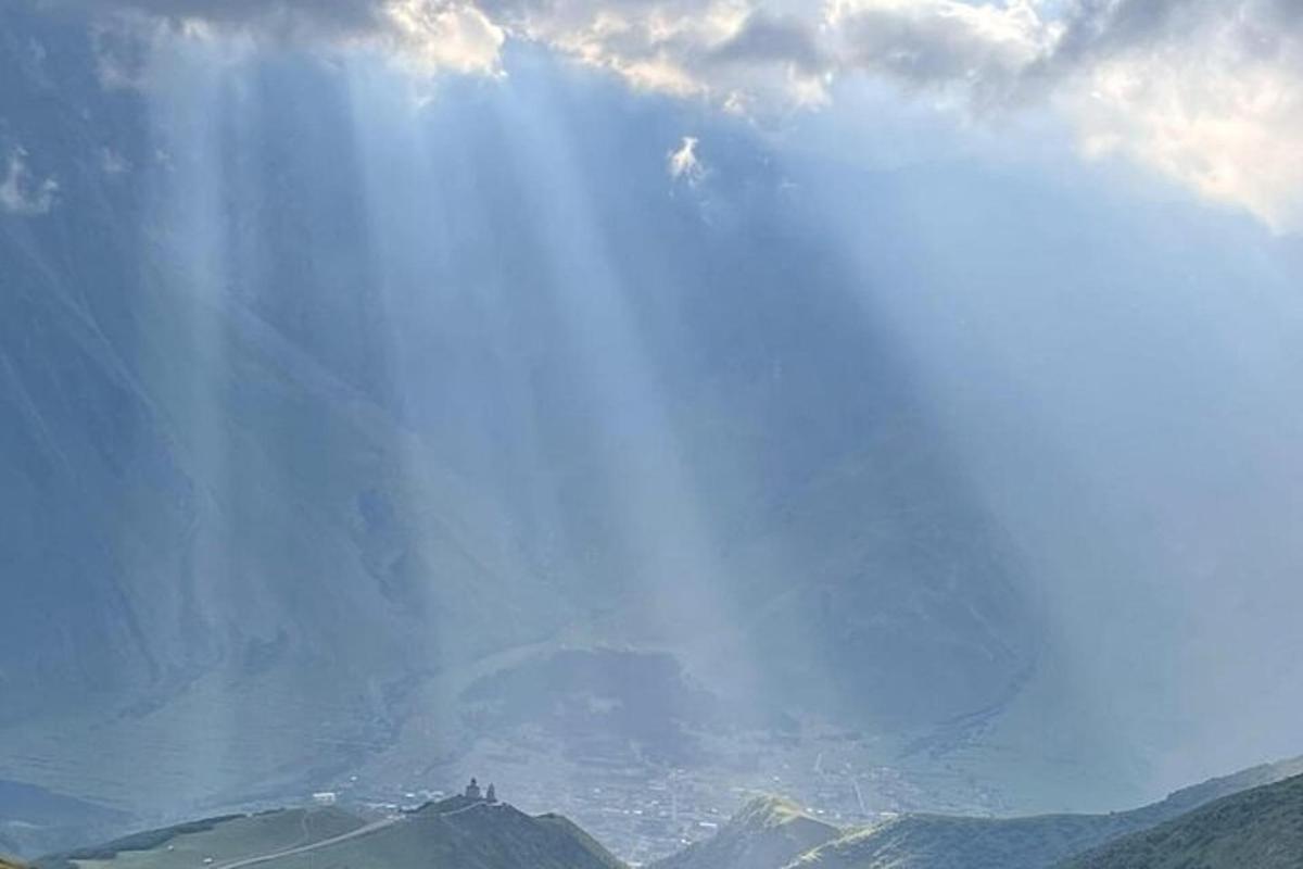 un avió vola al cel sobre les muntanyes
