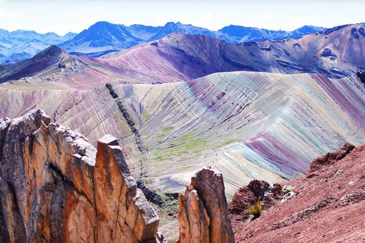una vista d'una serralada amb muntanyes al fons