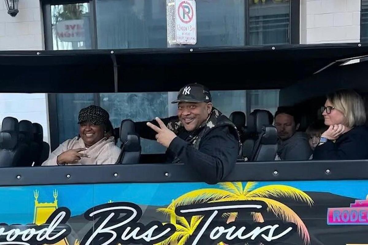 um grupo de pessoas sentadas em um ônibus