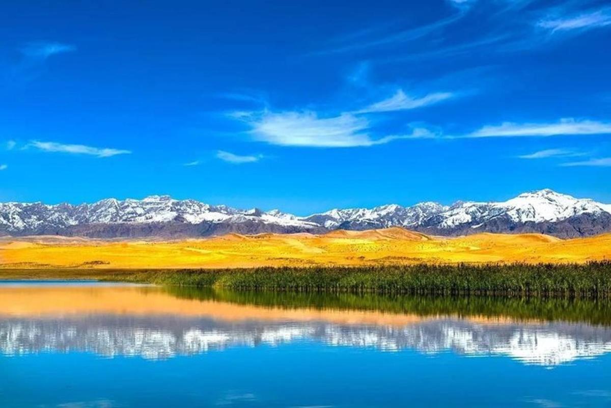 pohled na jezero s horami v pozadí