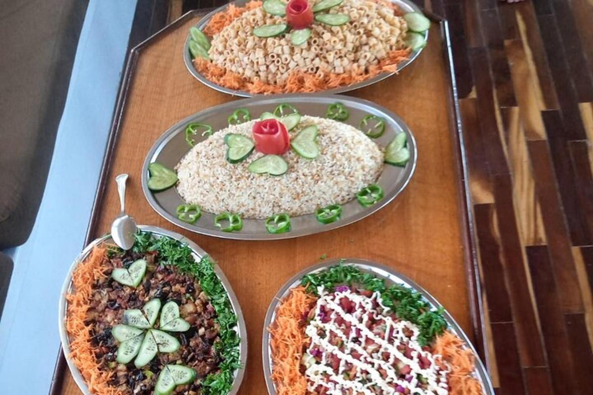 egy asztal, rajta négy tányéron lévő pizzával