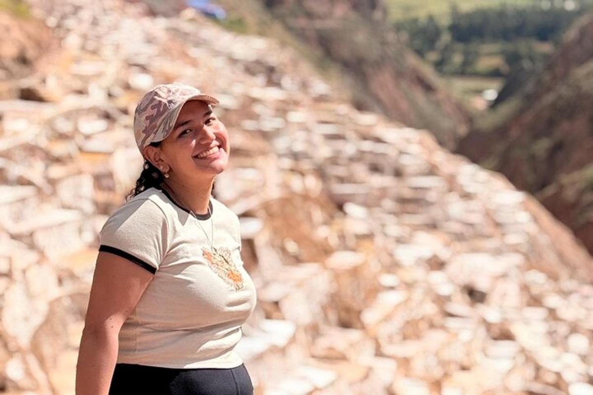 una donna in piedi accanto a una parete rocciosa