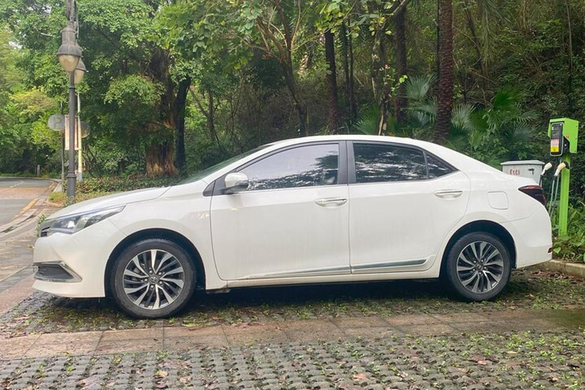 bílé auto zaparkované na kraji ulice