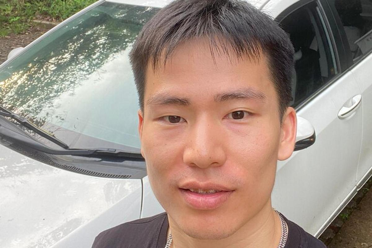 站在汽车前的年轻人