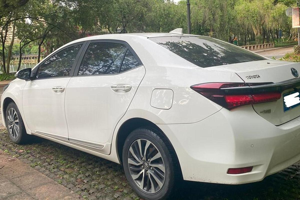 bílé auto zaparkované na kraji silnice