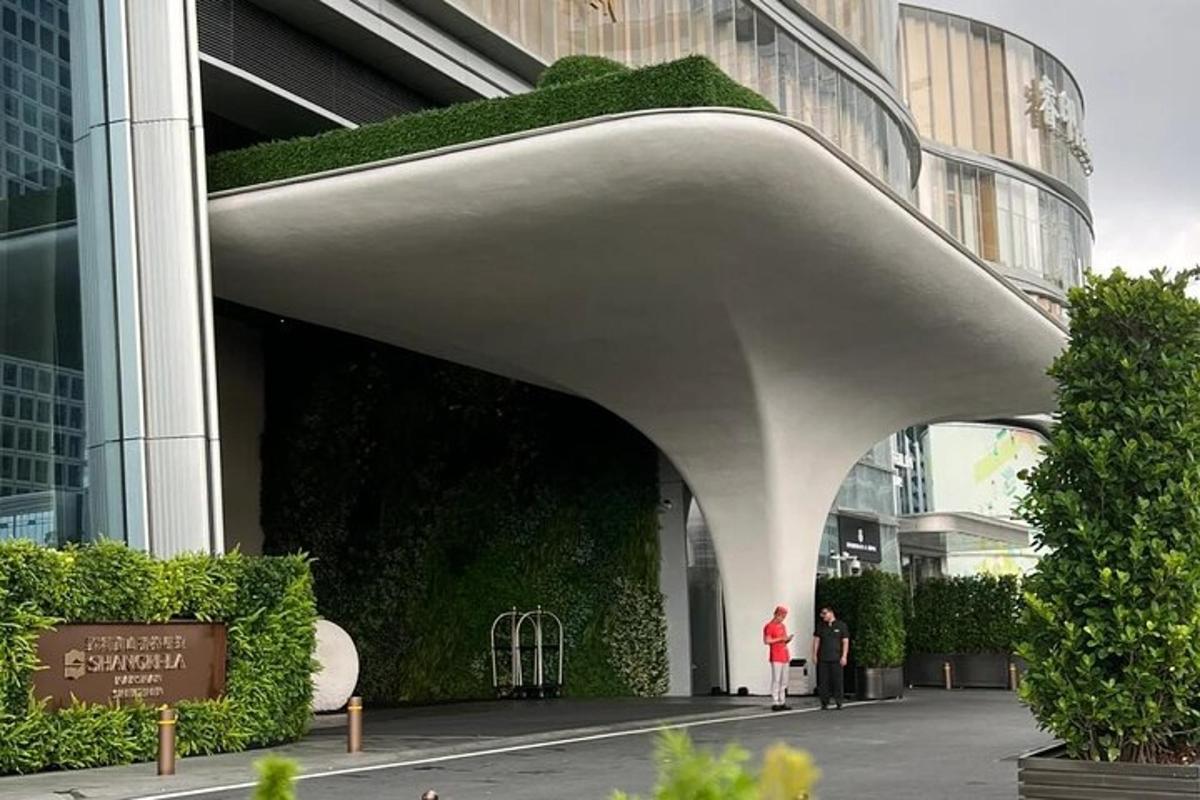 两个人站在建筑物的拱门下