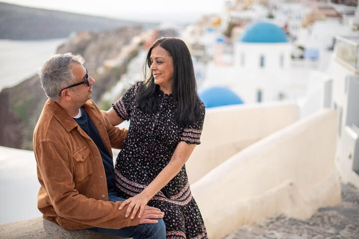 un uomo e una donna seduti su un muro