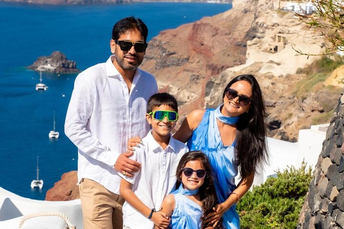 una famiglia in posa per una foto su una scogliera