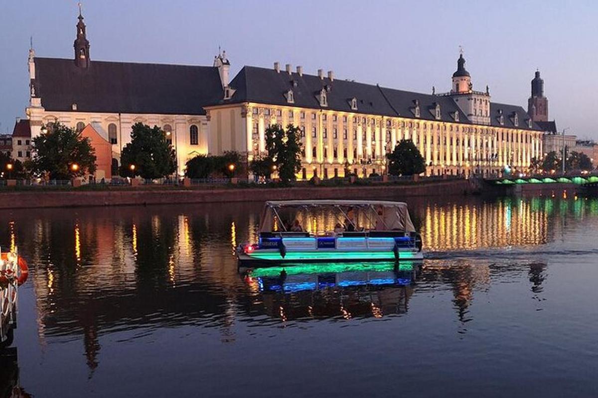 um barco na água em frente a um grande edifício