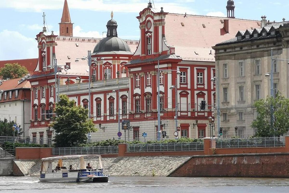 um barco na água em frente a um grande edifício