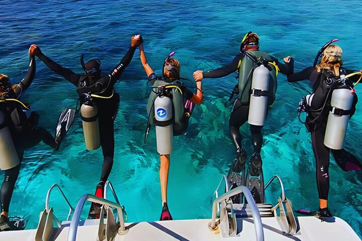 un gruppo di persone in piedi su una barca in acqua