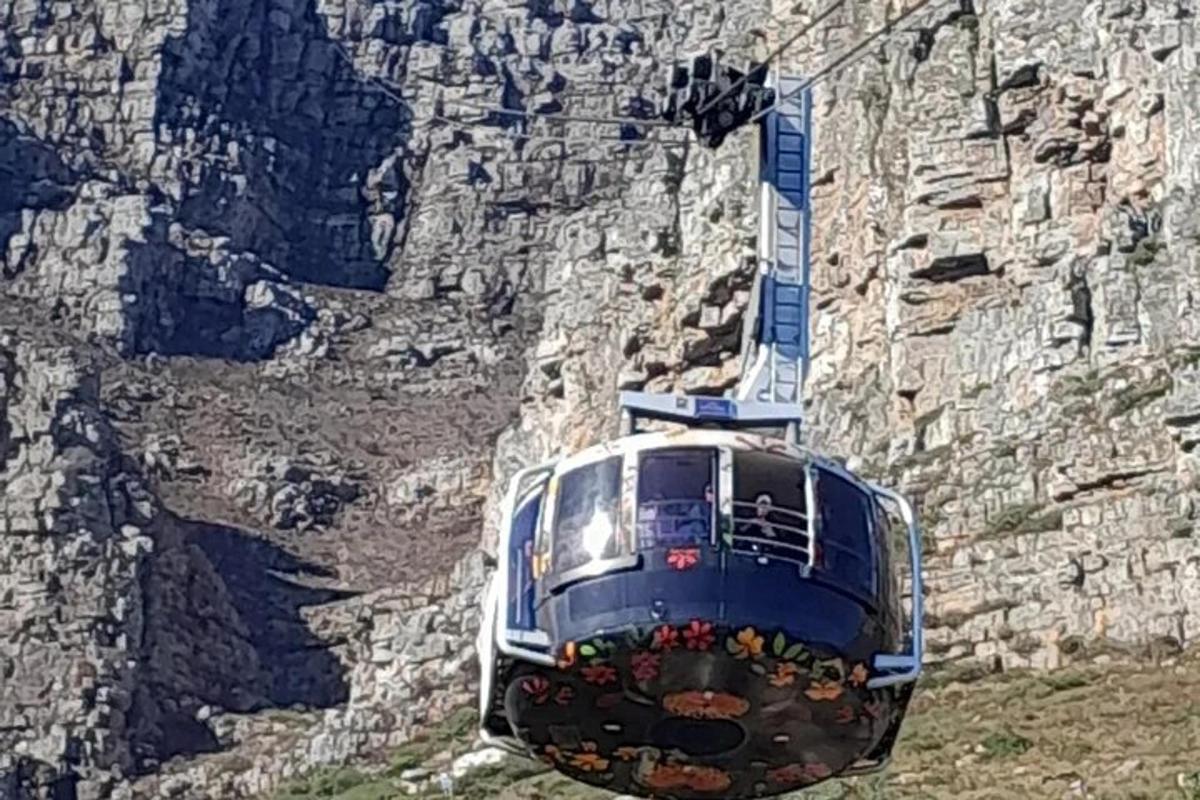 una funivia sul fianco di una montagna