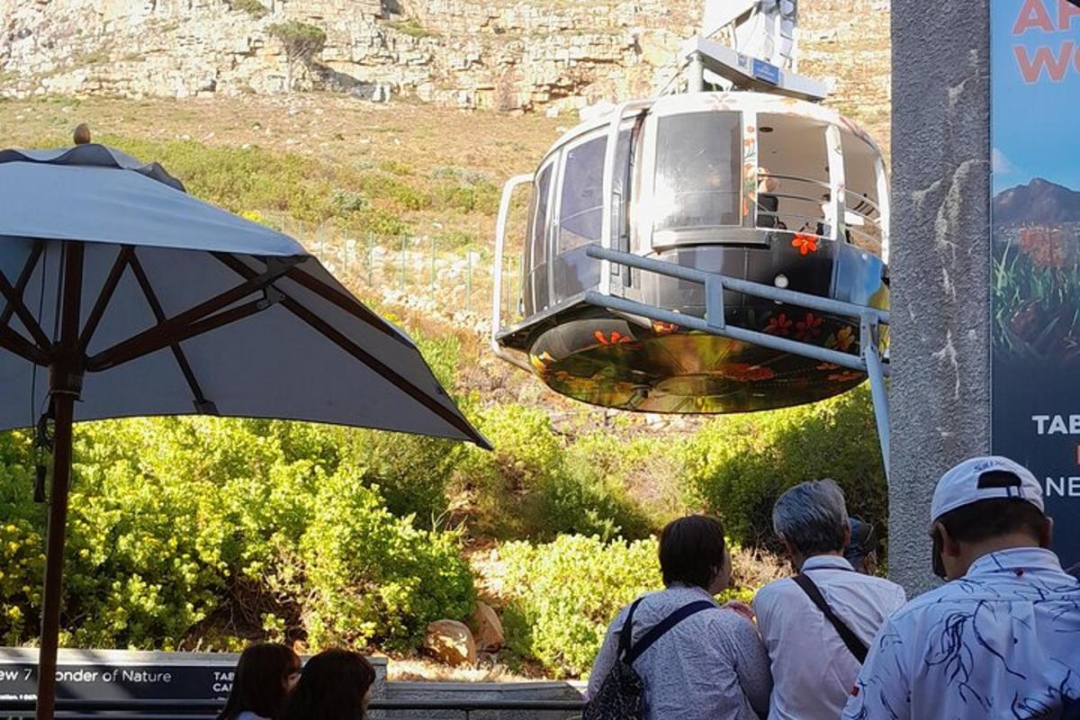 un gruppo di persone sta guardando una gondola