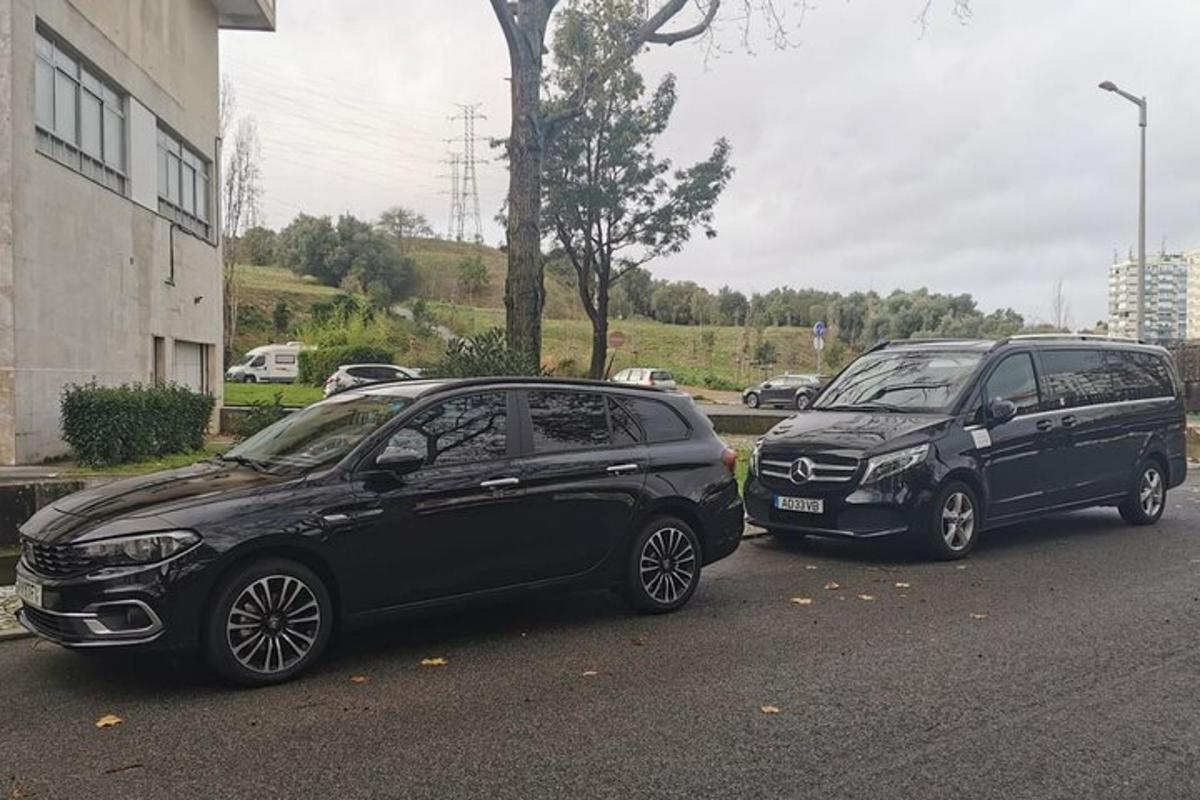 dvě auta zaparkovaná vedle sebe na ulici