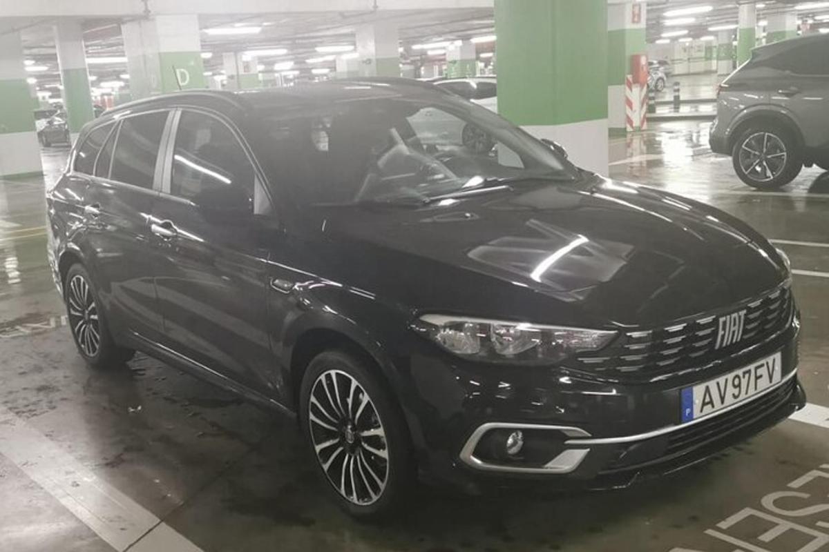 černé auto zaparkované na parkovišti