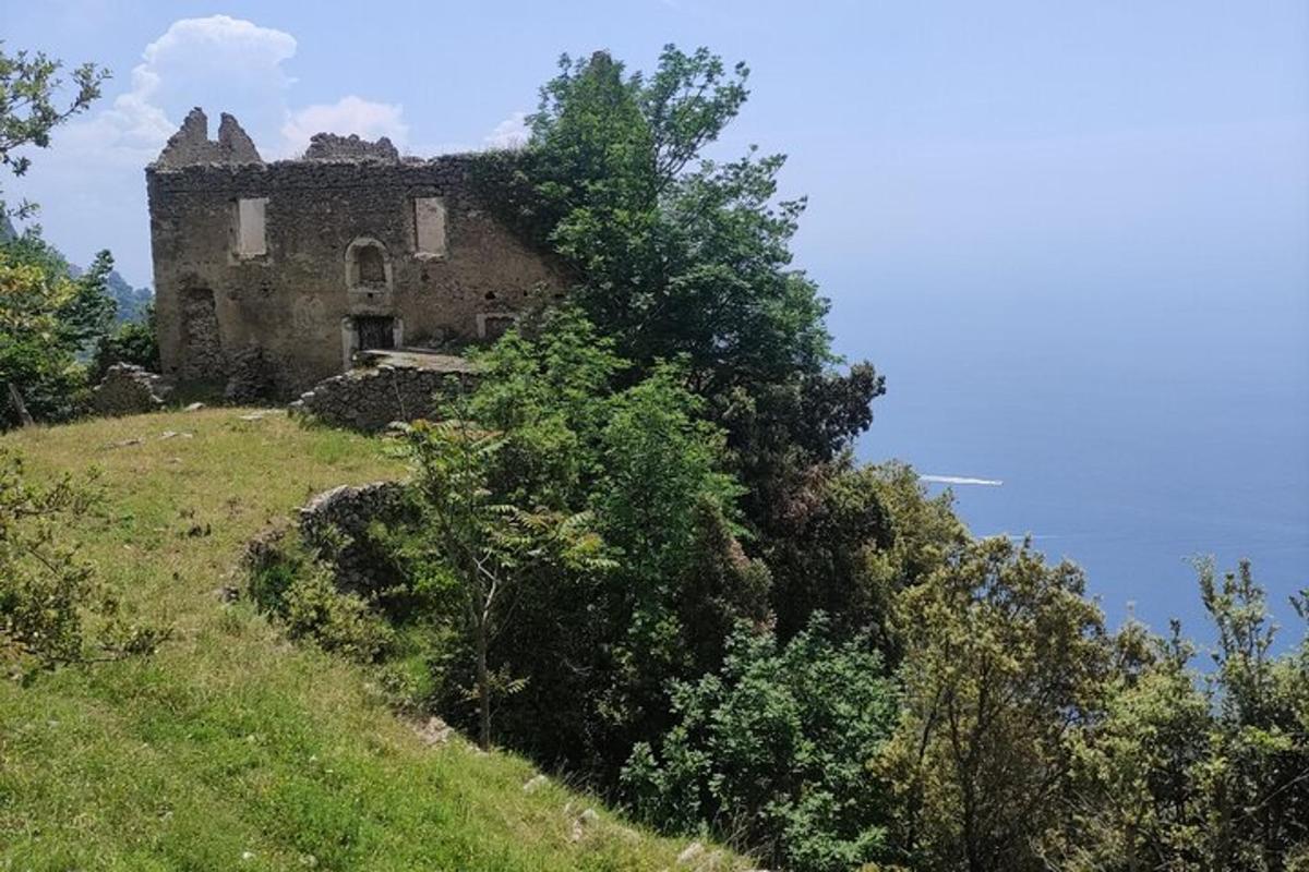 ένα παλιό σπίτι στην πλαγιά ενός λόφου
