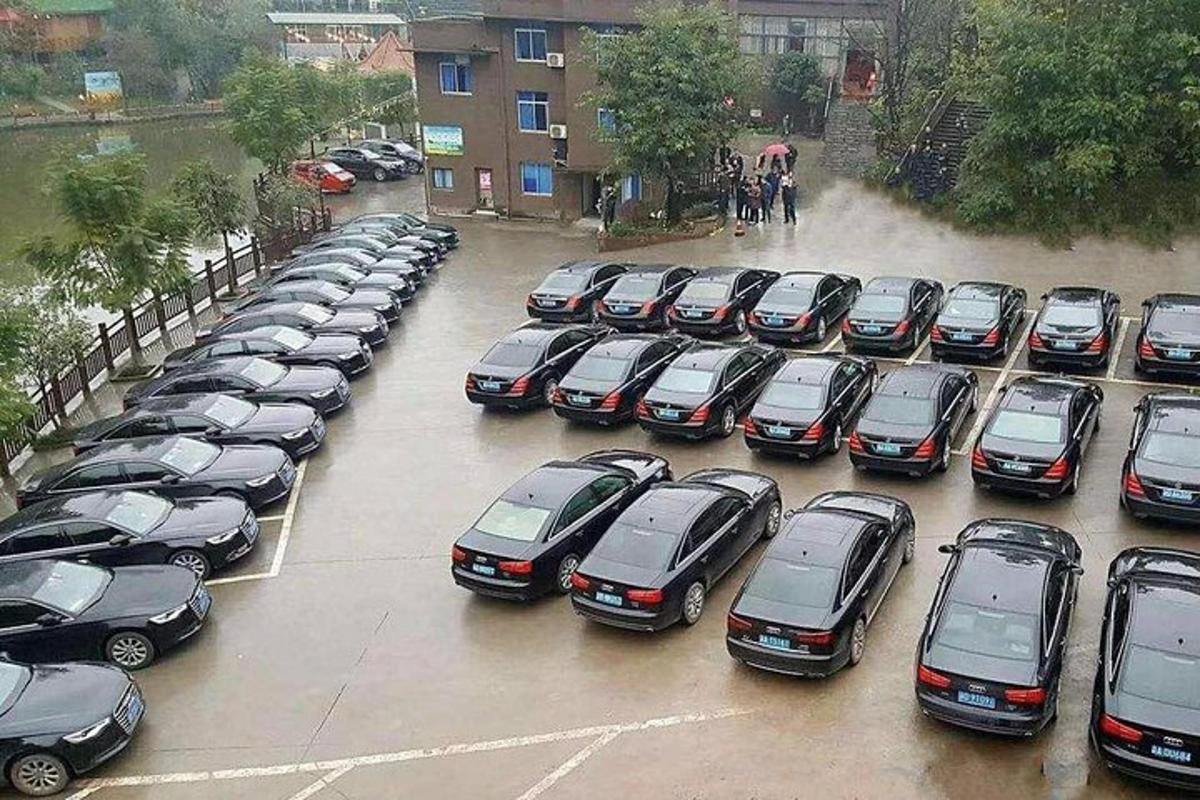 a bunch of cars parked in a parking lot