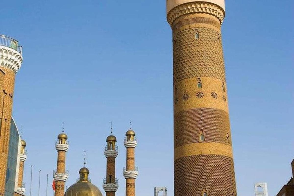 due alte torri con cupole di fronte a un edificio