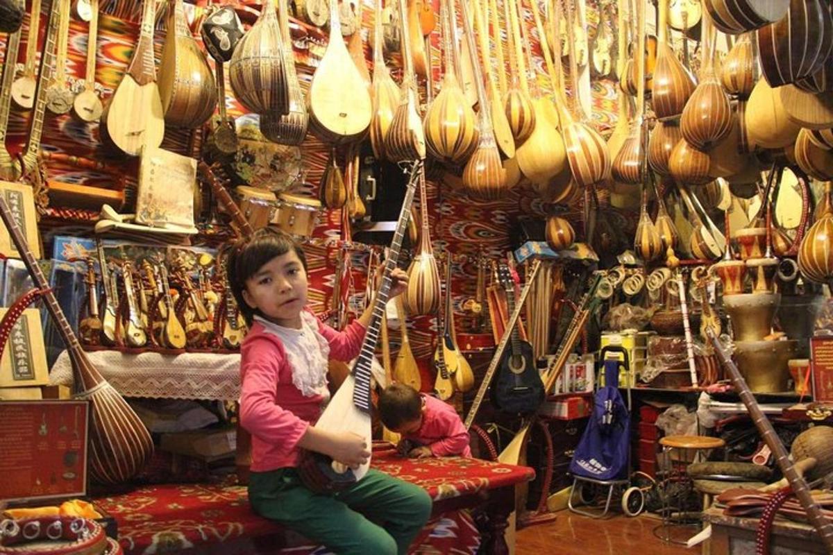 una ragazza sta suonando la chitarra in un negozio
