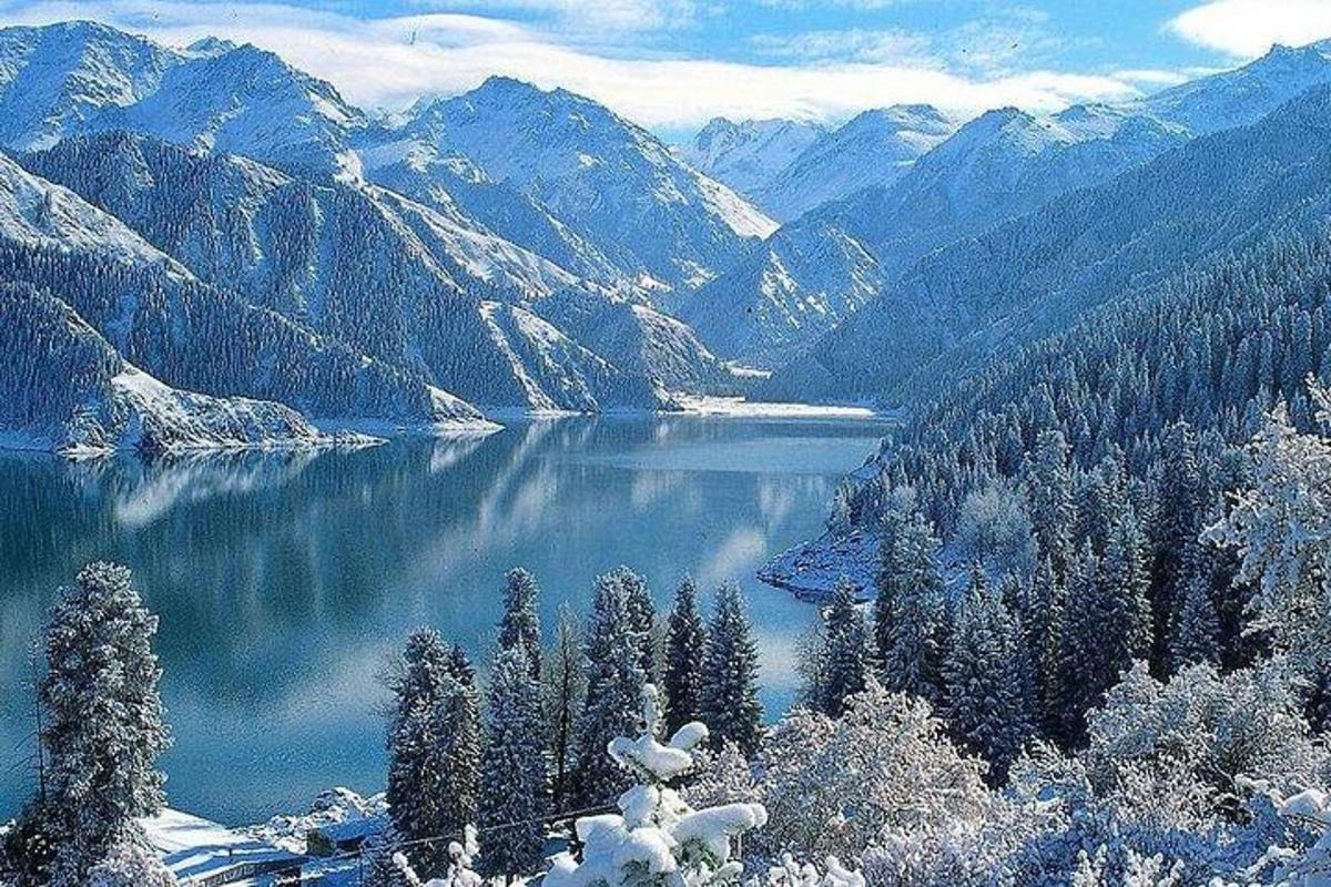 una vista di un lago con montagne innevate