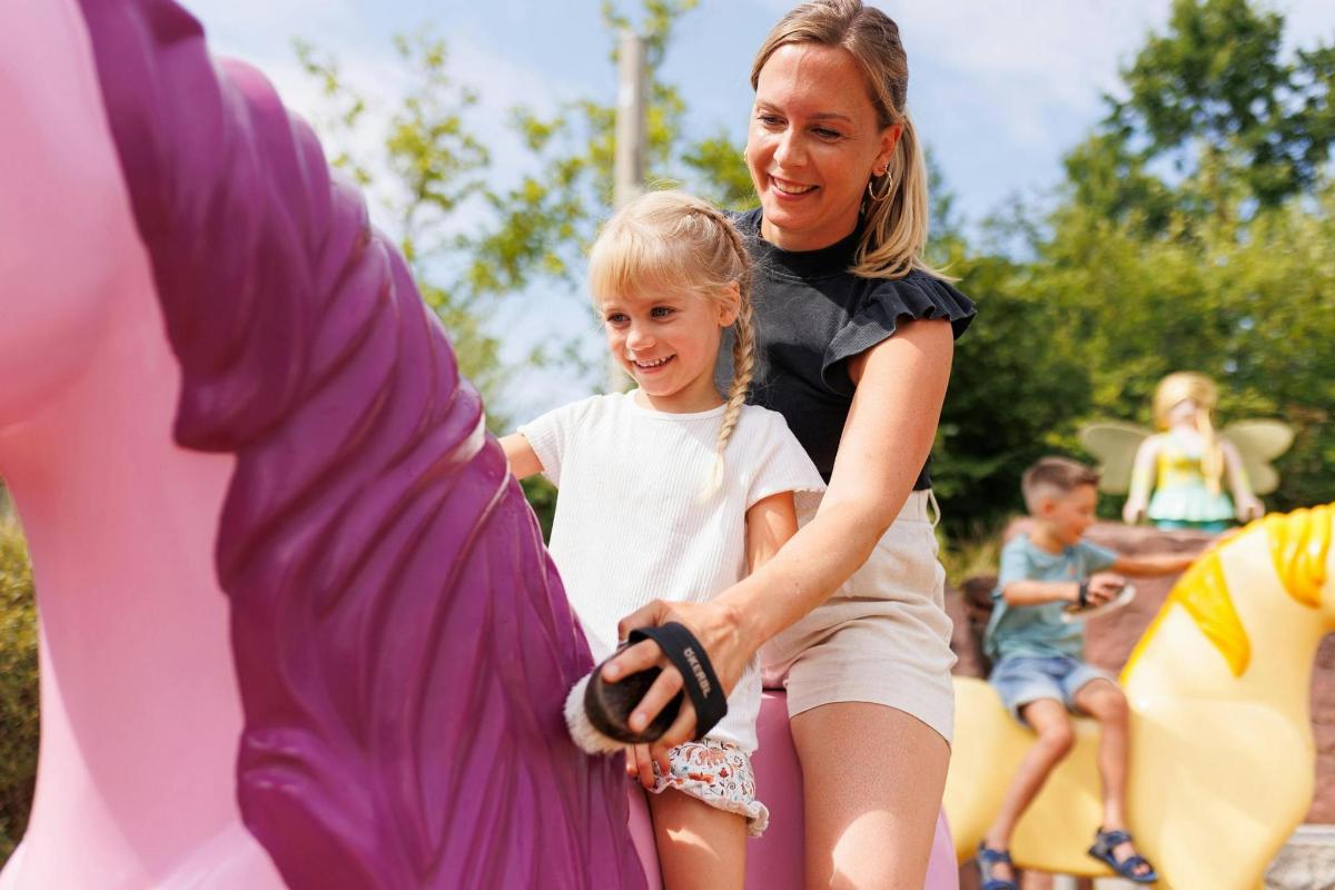 žena a malá holčička si hrají na hřišti
