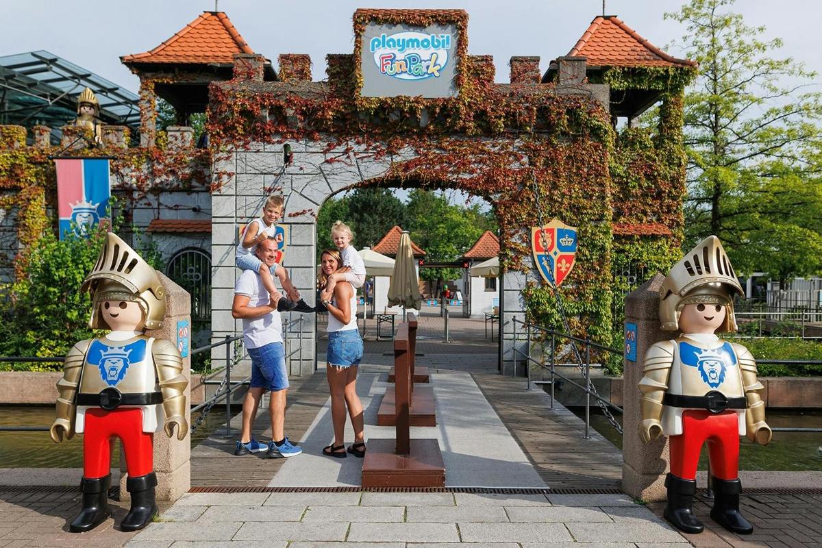 skupina lidí stojící před branou