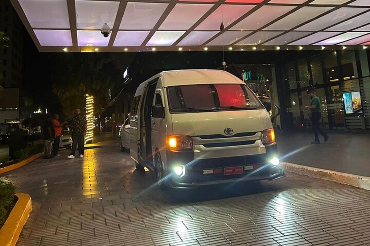 Ένα άσπρο βαν παρκαρισμένο σε ένα πάρκινγκ τη νύχτα