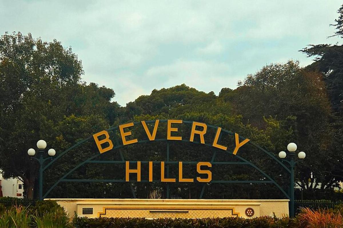 un semn pe care scrie Beverly Hills