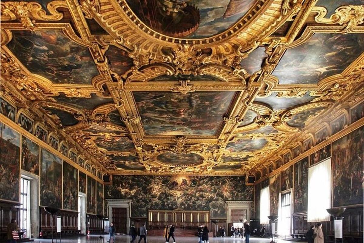 Una habitación con un techo con pinturas.