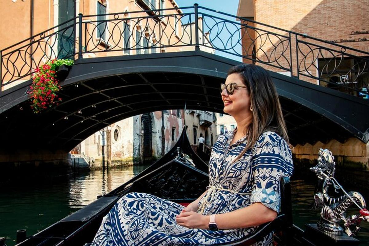 uma mulher andando de gôndola por um canal