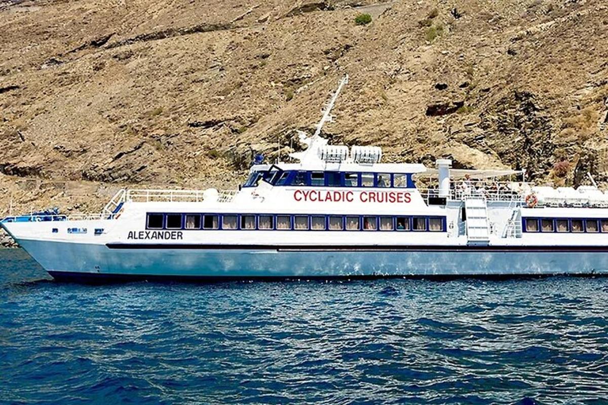 et cruiseskip på vannet nær et fjell
