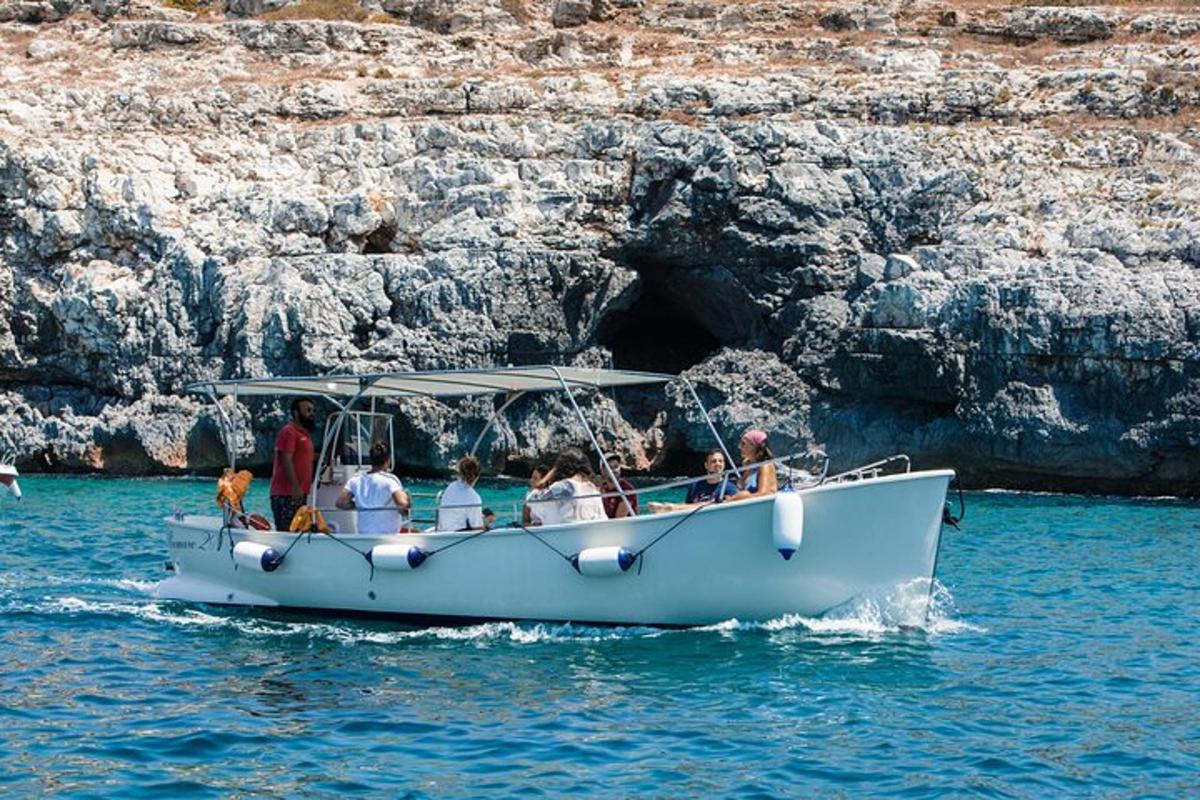 un gruppo di persone su una barca in acqua