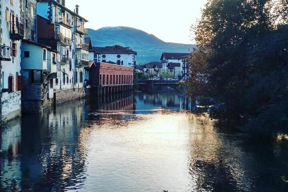 uma vista de um rio com casas e edifícios