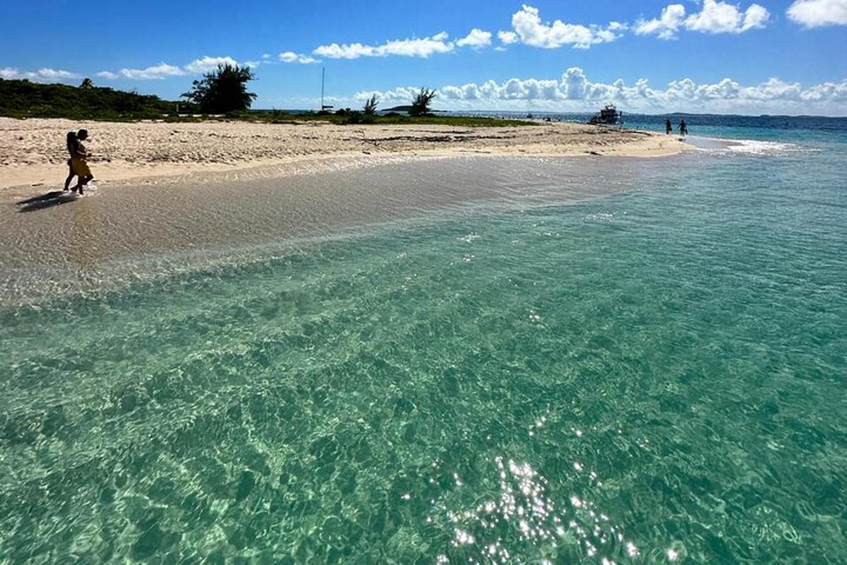 un uomo che cammina sulla spiaggia vicino all'acqua