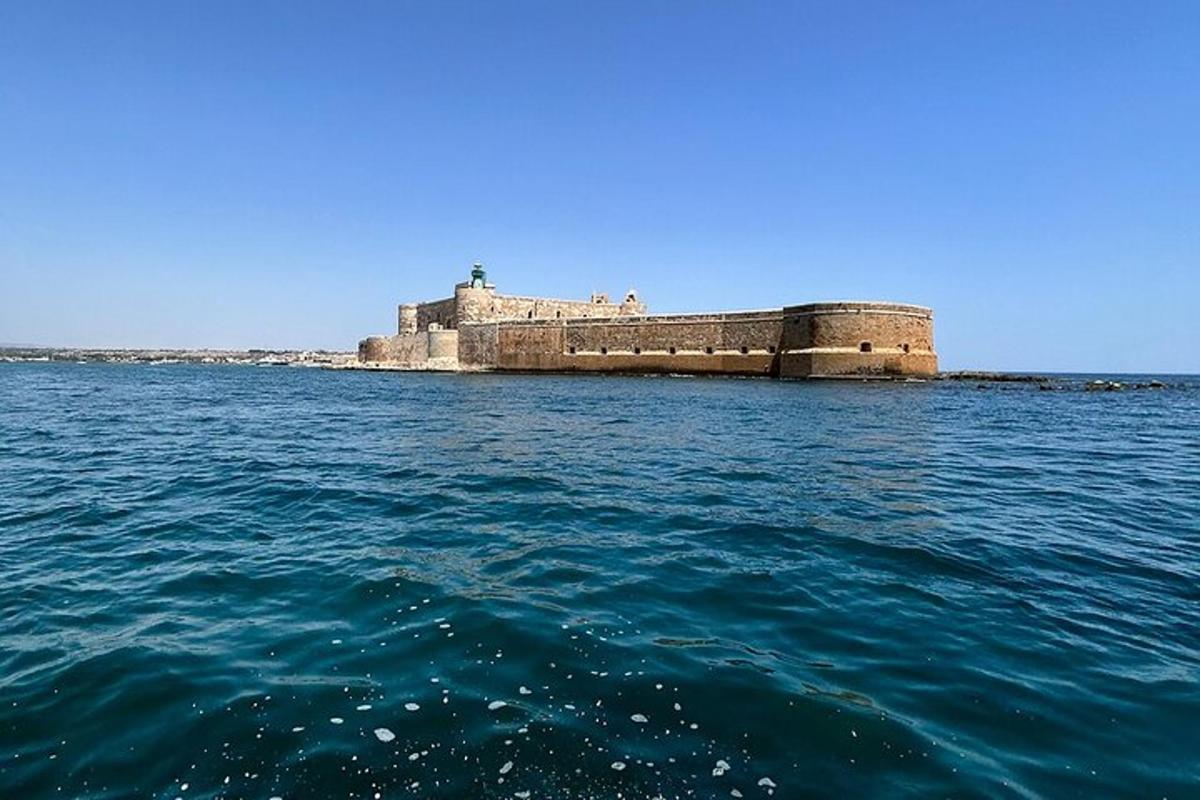 un castello su un'isola nell'acqua