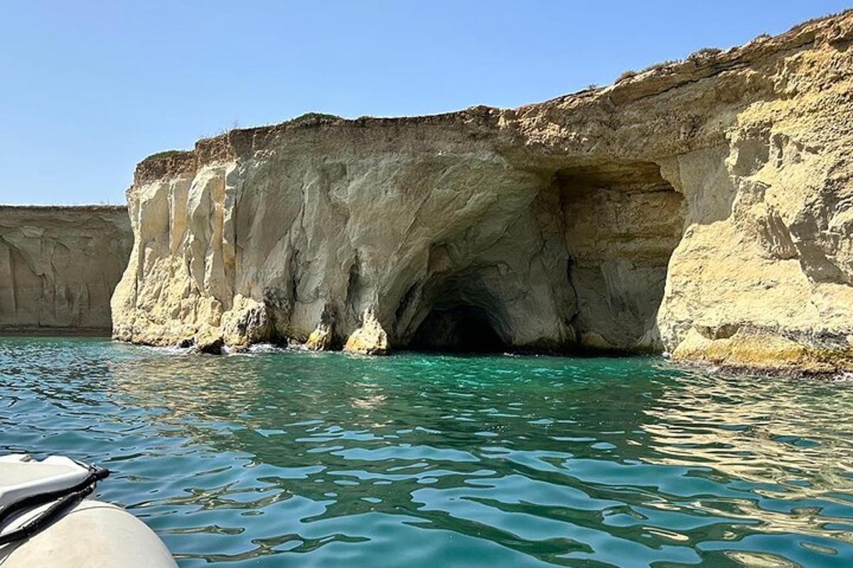 una barca di fronte a una grotta nell'acqua