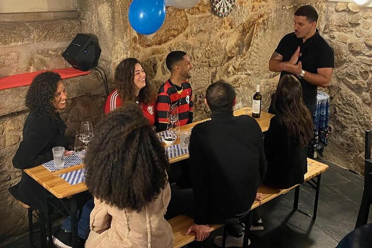 skupina lidí sedících u stolu v restauraci