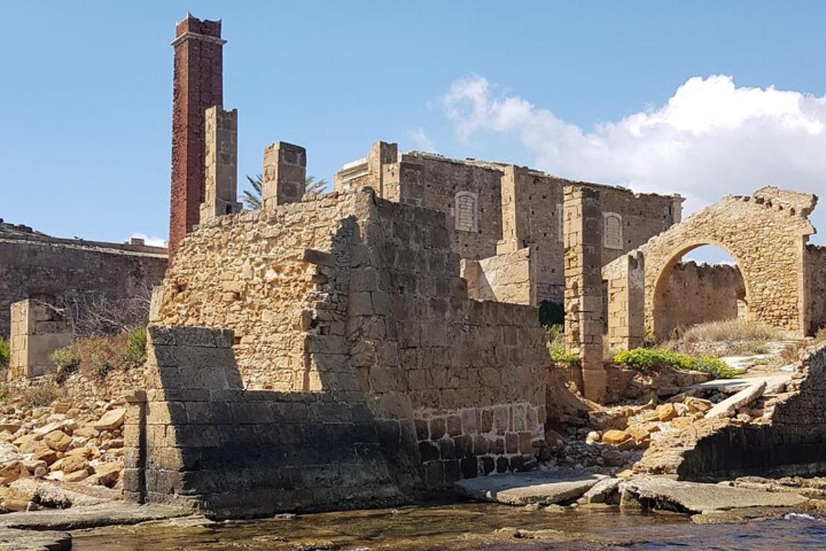 ένα παλιό κτίριο δίπλα σε ένα υδάτινο σώμα