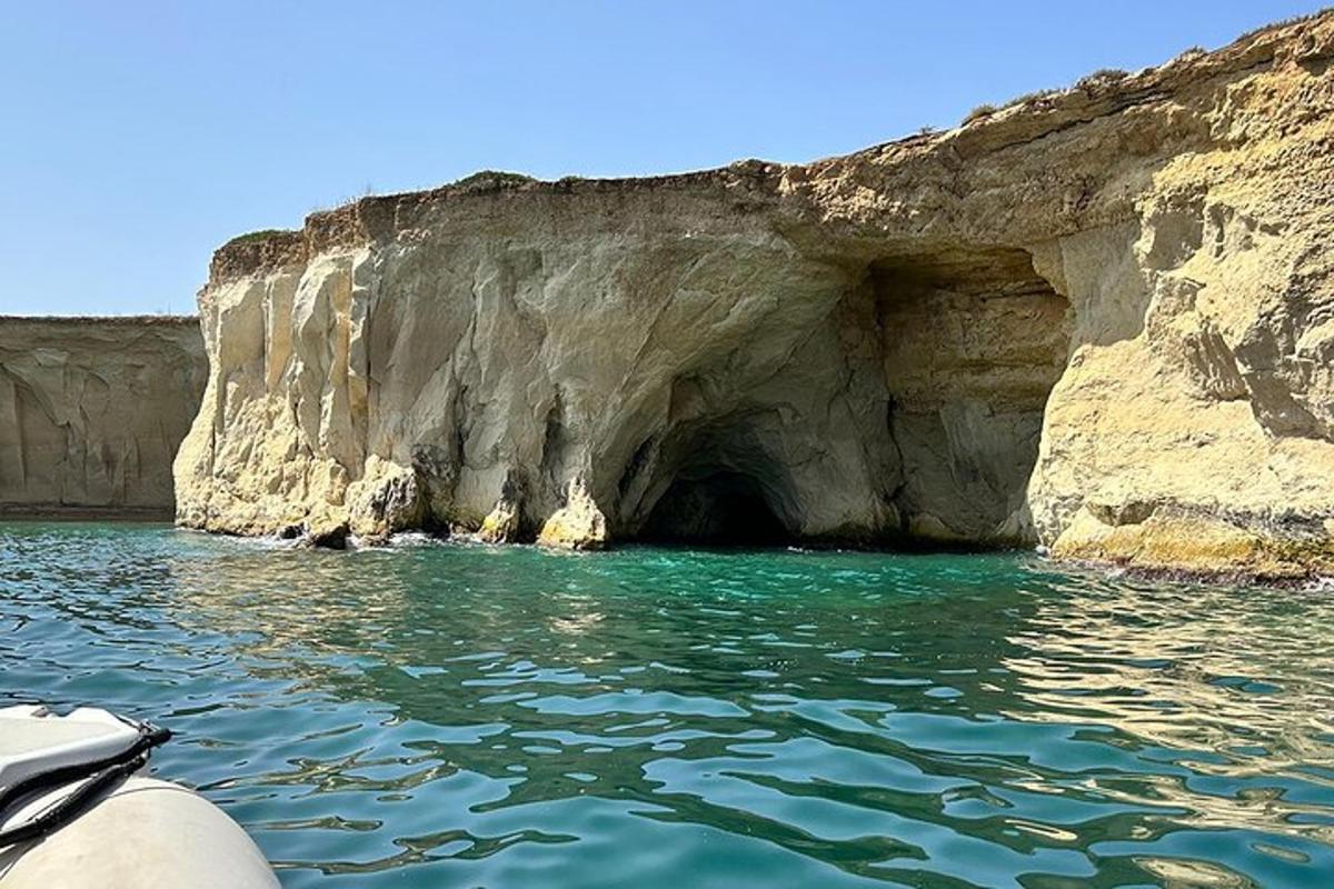 μια μεγάλη σπηλιά στην πλαγιά ενός γκρεμού