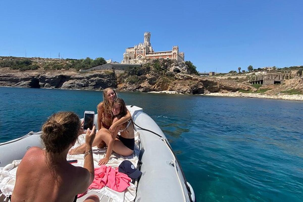 μια ομάδα ανθρώπων σε μια βάρκα στο νερό