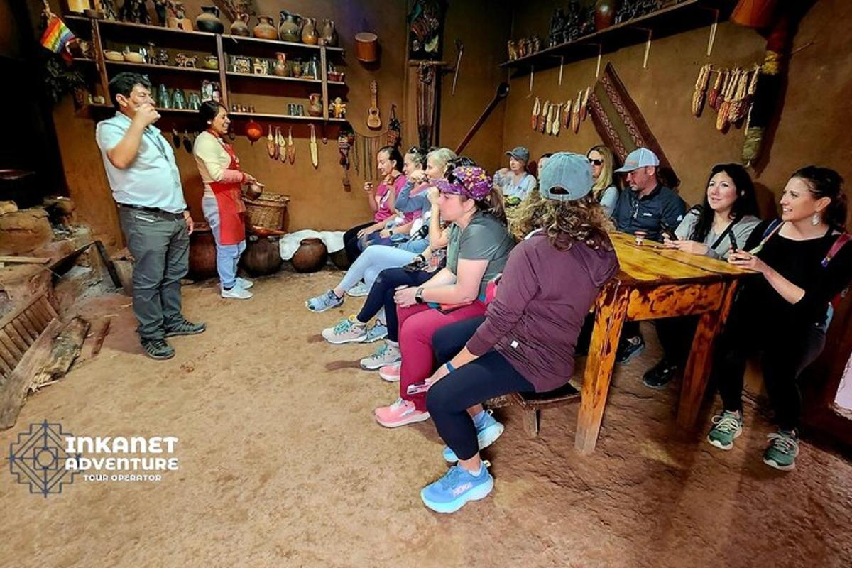 μια ομάδα ανθρώπων που κάθονται γύρω από ένα τραπέζι σε ένα δωμάτιο
