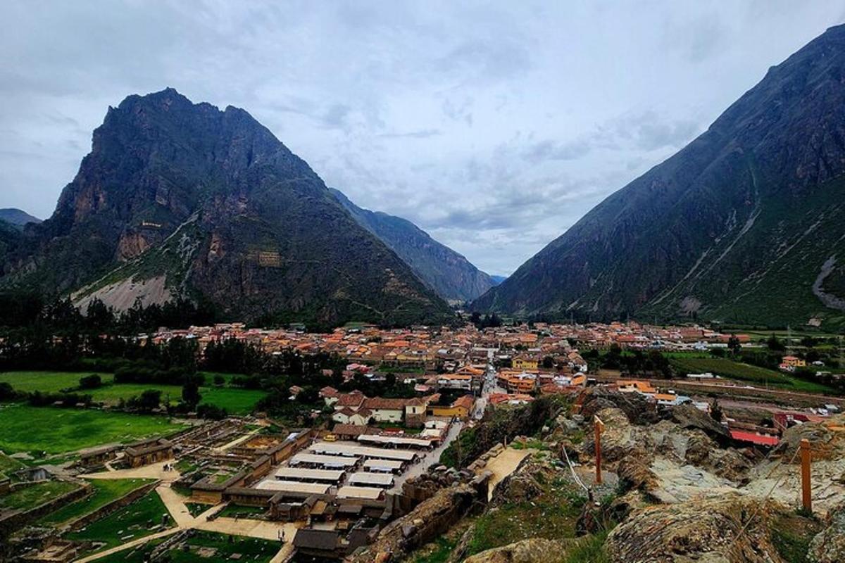 een stad midden in een bergdal